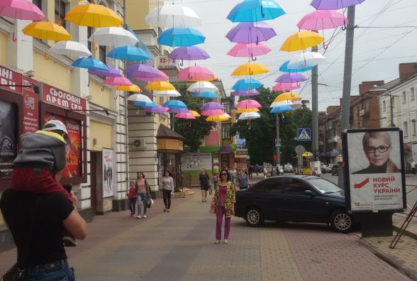 Фото дня: центр Хмельницького прикрасили кольоровими парасольками
