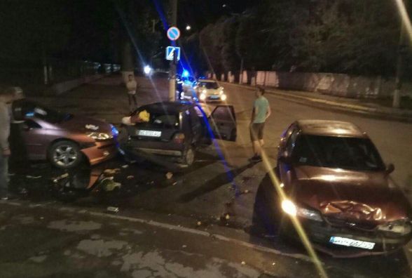 Нічна ДТП: у центрі Хмельницького зіткнулися три автомобілі