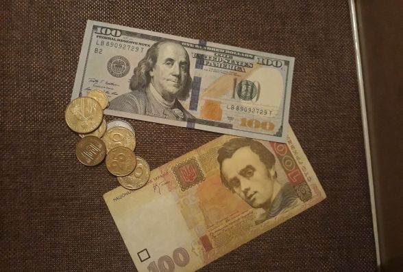 Курс гривні до євро зміцнився до 30,70 грн/€