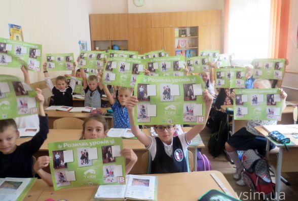 Хмельницькі школярі отримали подарунки від vsim.ua