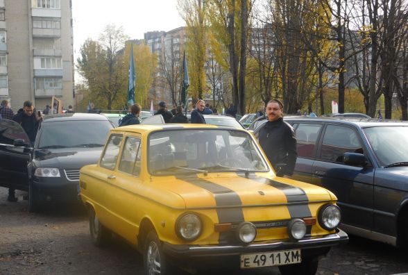 Видовищно та під гучну музику вулицями Хмельницького проїхались автомобілісти