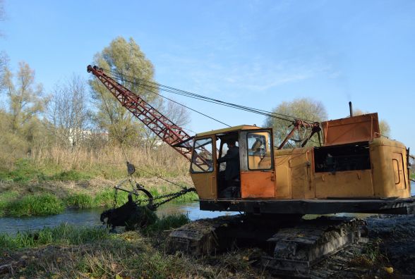 Як у Хмельницькому чистять Південний Буг (ФОТО)