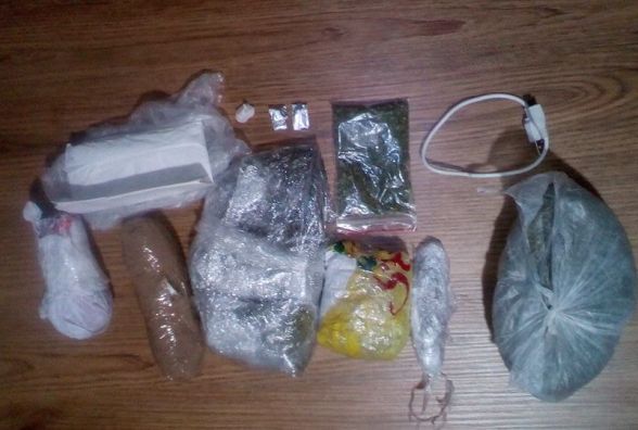 Жбурнув через паркан та втік: до хмельницького СІЗО перекинули пакунок з наркотиками