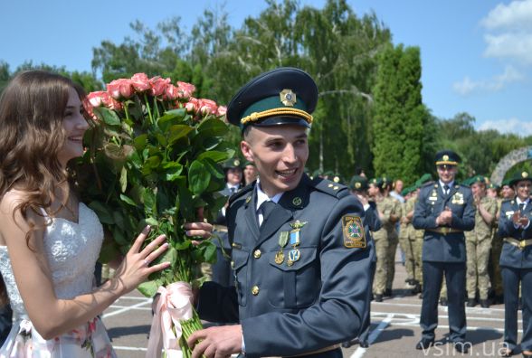Хмельницький прикордонник подарував мегабукет та освідчився коханій на очах тисяч людей