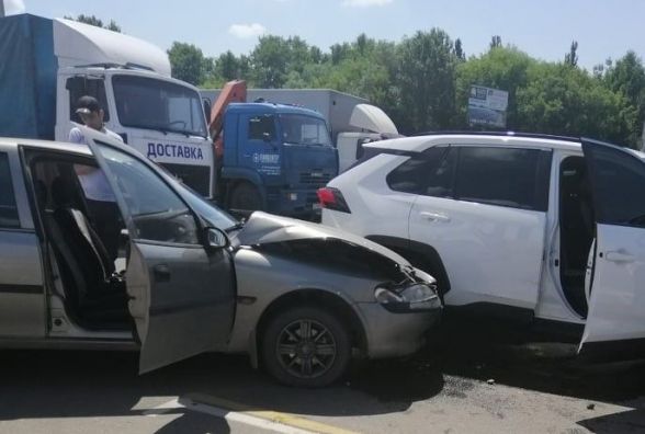 Біля "Епіцентру" зіткнулися “Opel” та “Toyota”