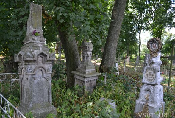 Генерали, відомі лікарі та китайці: хто спочиває на старому кладовищі у Хмельницькому