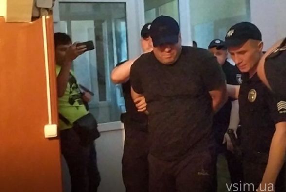 Активісти “Фенікса” облили сечею блогера, який побив атовця у Хмельницькому (ВІДЕО)