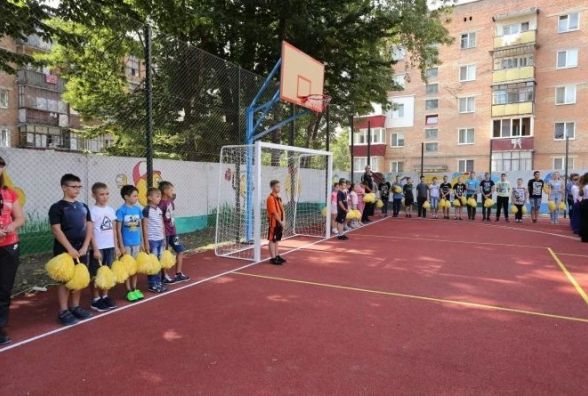 Хто та за скільки ремонтує спортивні майданчики у хмельницьких школах (КАРТА)