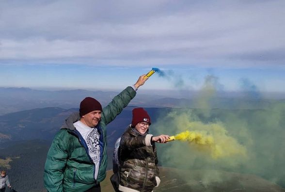 Найвища точка України “диміла” жовто-блакитним: як хмельничанин всоте підкорив Говерлу