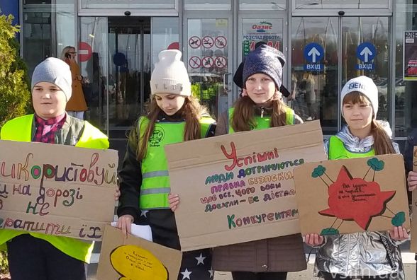 “Використовуй мізки на дорозі”: як хмельницькі школярі закликали водіїв бути обережними за кермом
