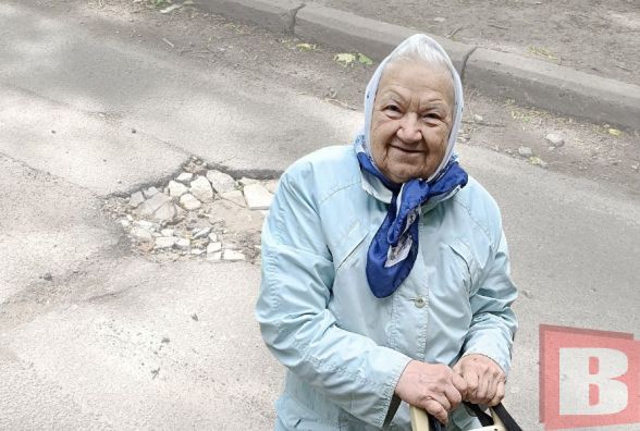 Історія 84-річної Асі Михайлівни, яка камінцями «латає» дороги в Хмельницькому