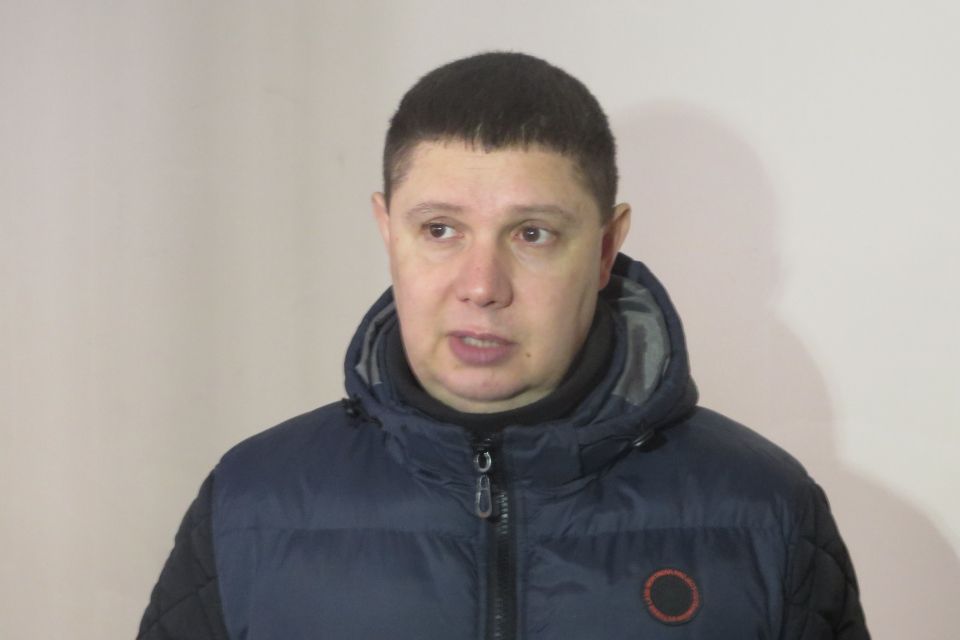 Скандал у відділенні Нацбанку. До активіста Артура Сторожука викликали десяток поліцейських