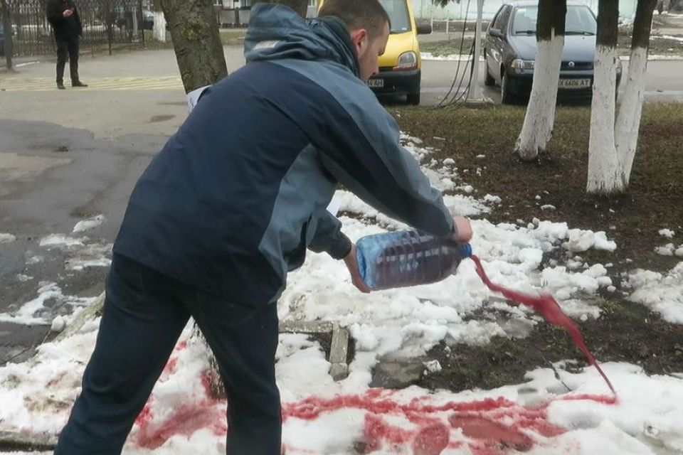 “Кривава” акція: директору макаронної фабрики залишили закон про декомунізацію і червоний сніг