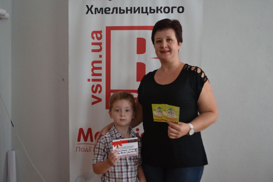 Переможець фотоконкурсу "ВСІМ вишиванкам вишиванка" отримав свій подарунок