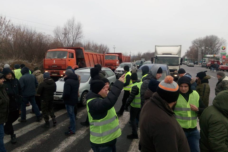 Водії на "євробляхах" перекрили дорогу біля Хмельницького