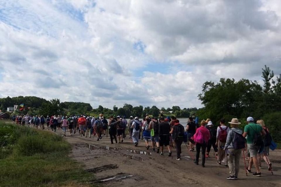 150 кілометрів за 4 дні. Дві сотні хмельничан пішки йдуть до Зарваниці, де молитимуться за мир