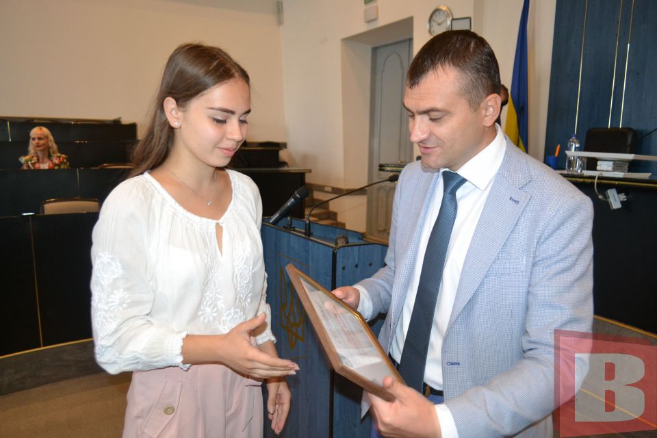 Молодим хмельничанам вручили сертифікати на персональні стипендії (ФОТО)