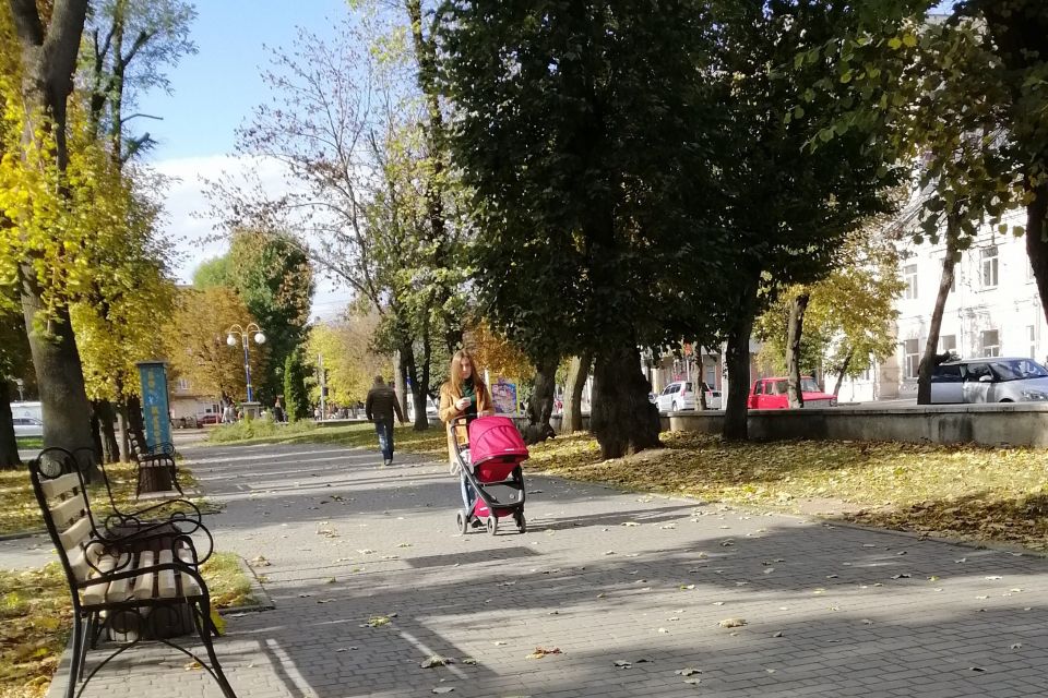 "Бабине літо" в місті: хмельничани ловлять останнє тепле проміння (ФОТО)