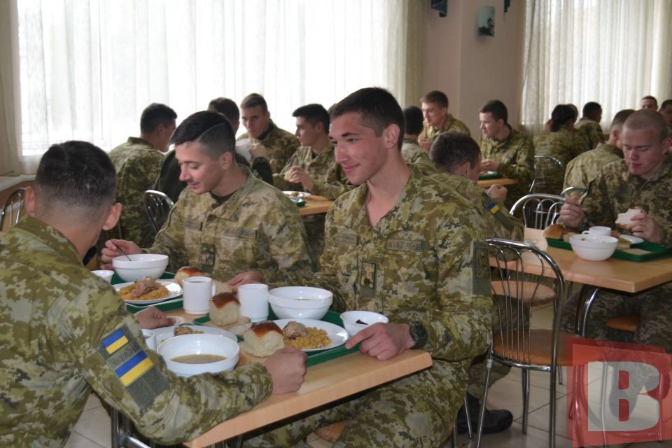 “Не домашнє, а …”: курсанти розповіли, як їх годують у прикордонній академії