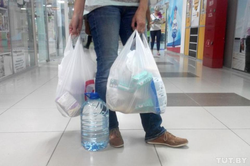 "Кульочки" поза законом: в Україні заборонять пластикові пакети
