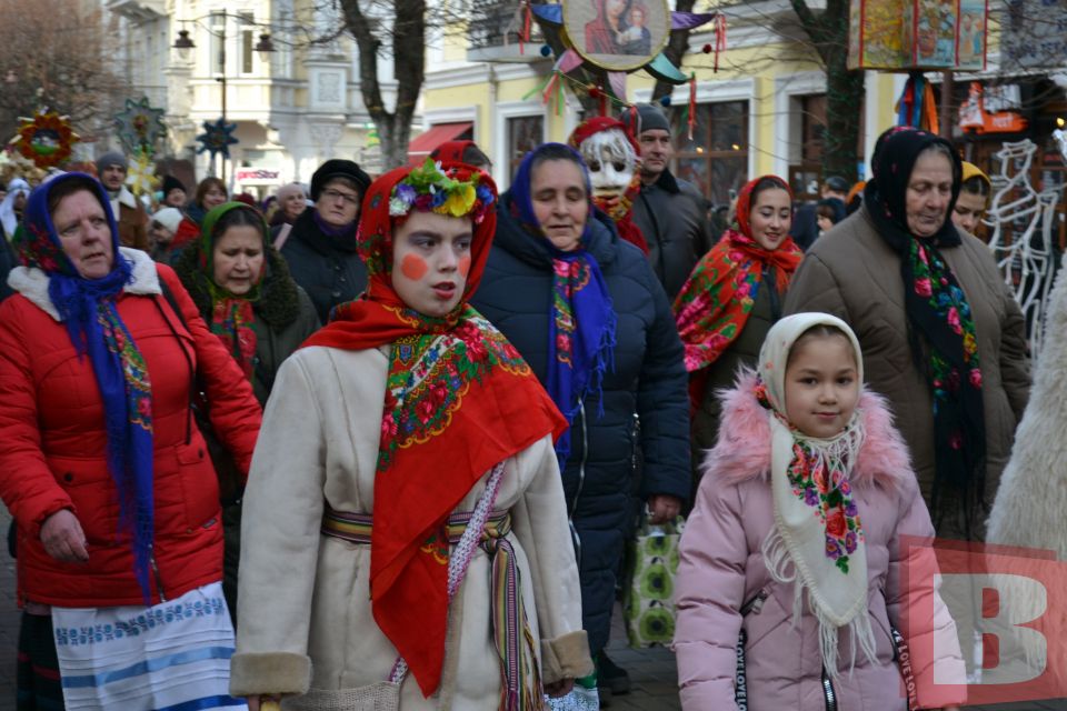 З піснями та «козою»: у Хмельницькому пройшов парад вертепів (ФОТО, ВІДЕО)