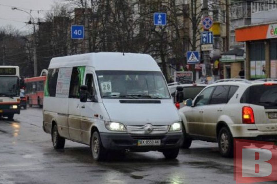 У Хмельницькому масово звільняються водії маршруток: перевізники просять відновити роботу громадського транспорту