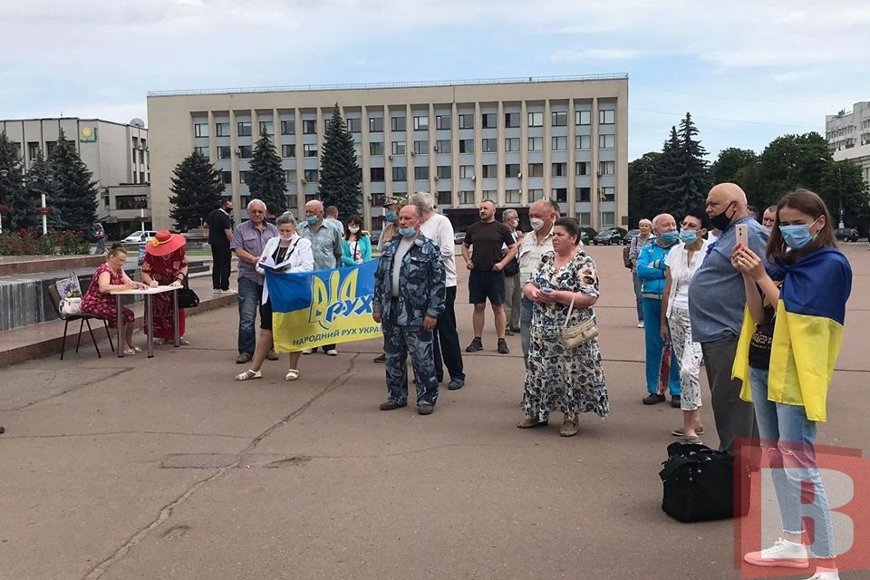 “У школах мають вчити українську”: десятки хмельничан вийшли на мітинг проти мовного законопроєкту (ВІДЕО)