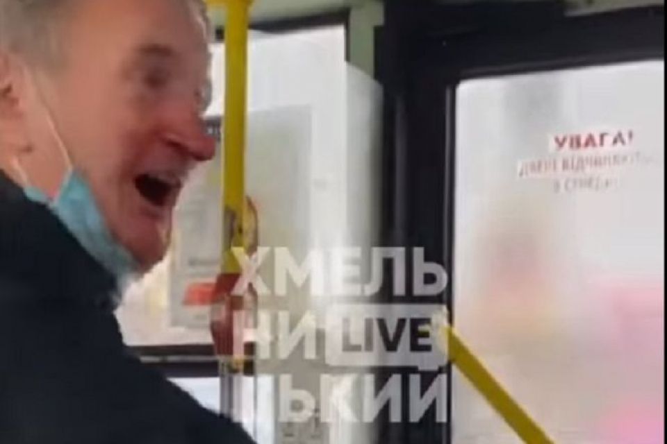У Хмельницькому в тролейбусі побилися пенсіонери: причиною стала захисна маска (ВІДЕО)
