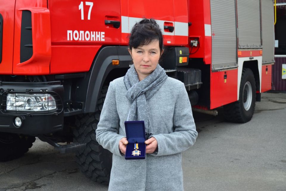 На Хмельниччині нагородили жінку за те, що врятувала двох дітей з пожежі