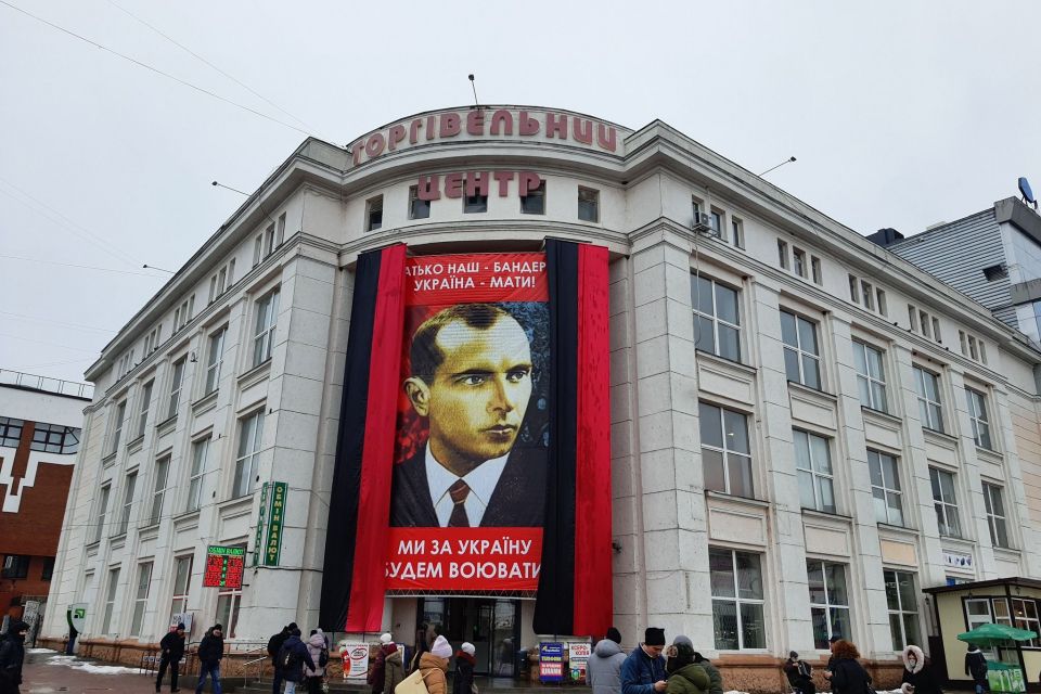 Фото дня. На будівлі “Дитячого світу” повісили портрет Бандери