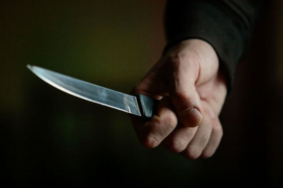 На Шепетівщині рятують чоловіка, якого вдарив ножем рідний брат