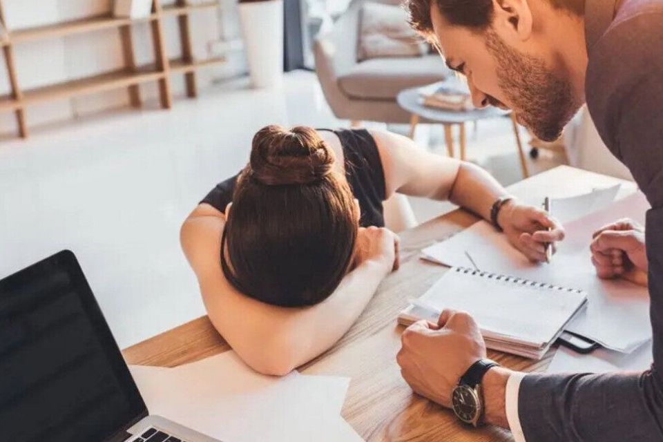 В Україні хочуть ввести штрафи за цькування на роботі (ОПИТУВАННЯ)