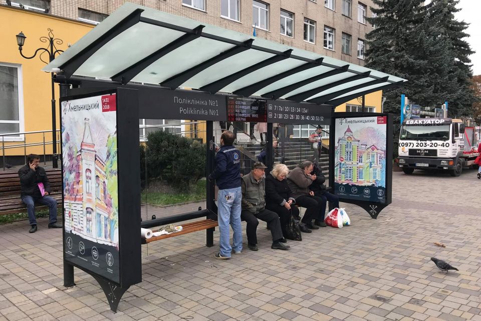 На зупинках у Хмельницькому з’являться QR-коди з графіками громадського транспорту