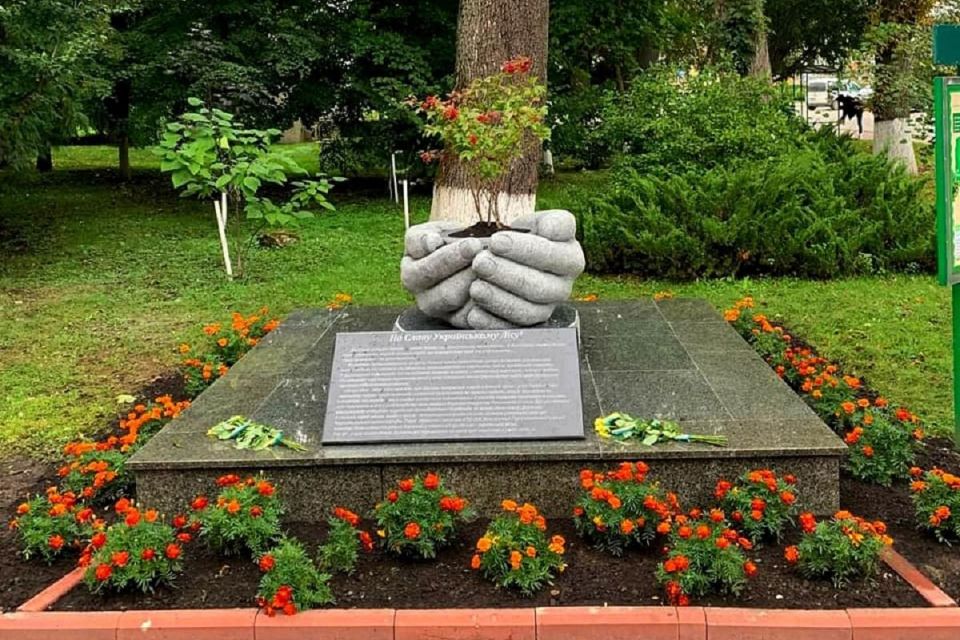 Цілий світ – у долонях: на Ярмолинеччині встановили особливий пам’ятний знак