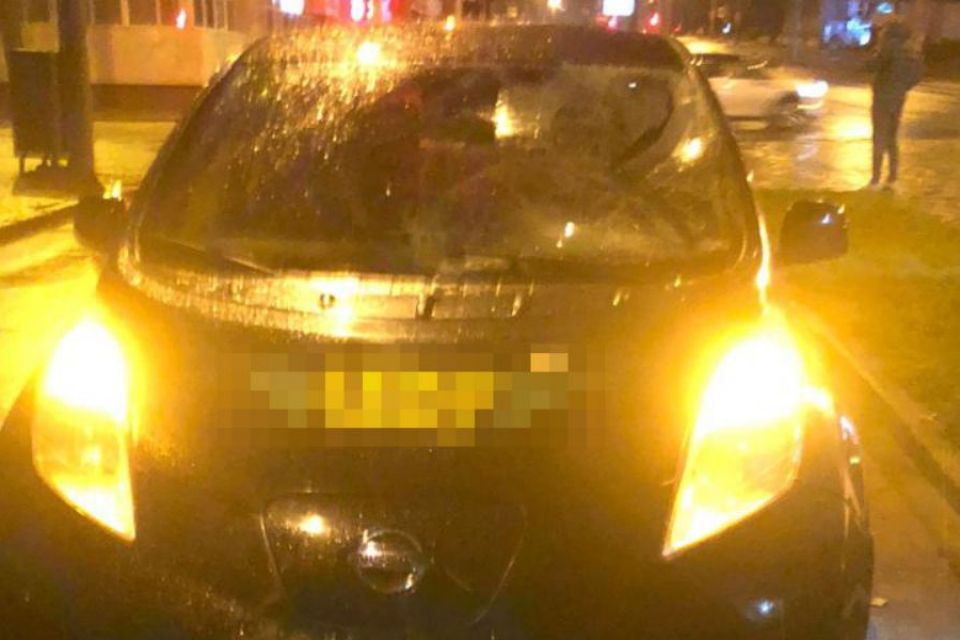 У Центрі таксист збив 17 річного юнака на електросамокаті