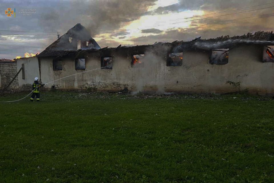 Пожежа на Хмельниччині: блискавка влучила в будівлю