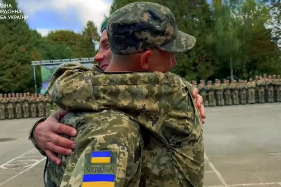 Хмельницький прикордонник, звільнений з російського полону, приїхав на військову присягу сина (ВІДЕО)