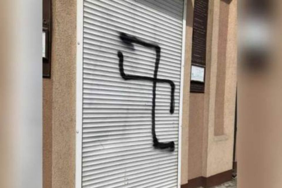 Хмельничанин намалювали свастику на будівлі синагоги. Його судили