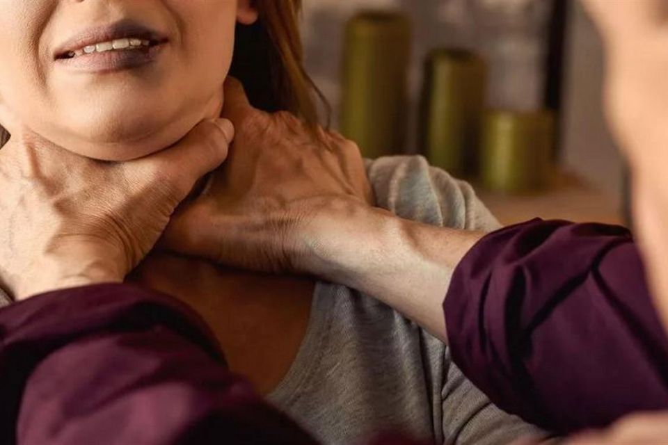 На Заводській чоловік душив та пограбував жінку. Що вирішив суд