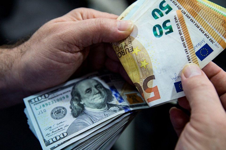 Євро, долари чи гривні: експерт розповів, в якій валюті зараз краще зберігати гроші