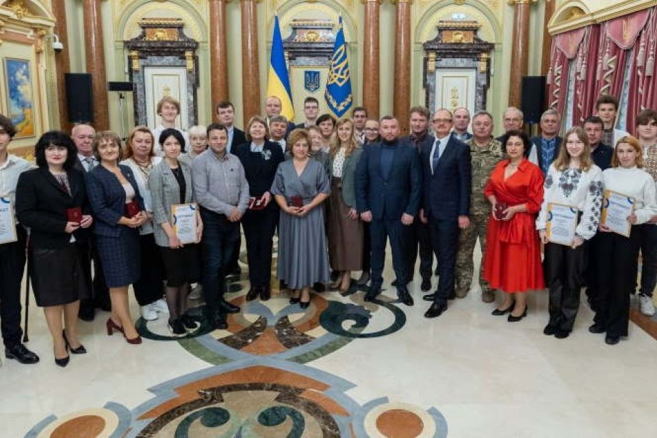 Медаль - блогеру, звання-вчителям: Зеленський відзначив освітян Хмельниччини