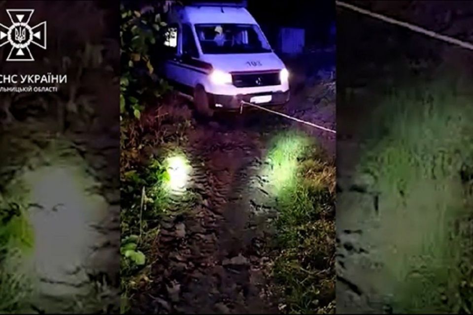 Везли хвору й застрягли: на Кам’янеччині надзвичайники визволяли з болота «швидку» (ВІДЕО)