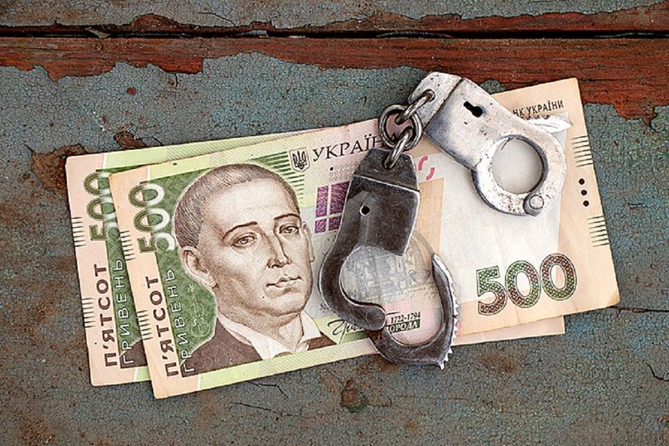 Посадовець закупив дорожчий на 240 тисяч автобус. Його судитимуть