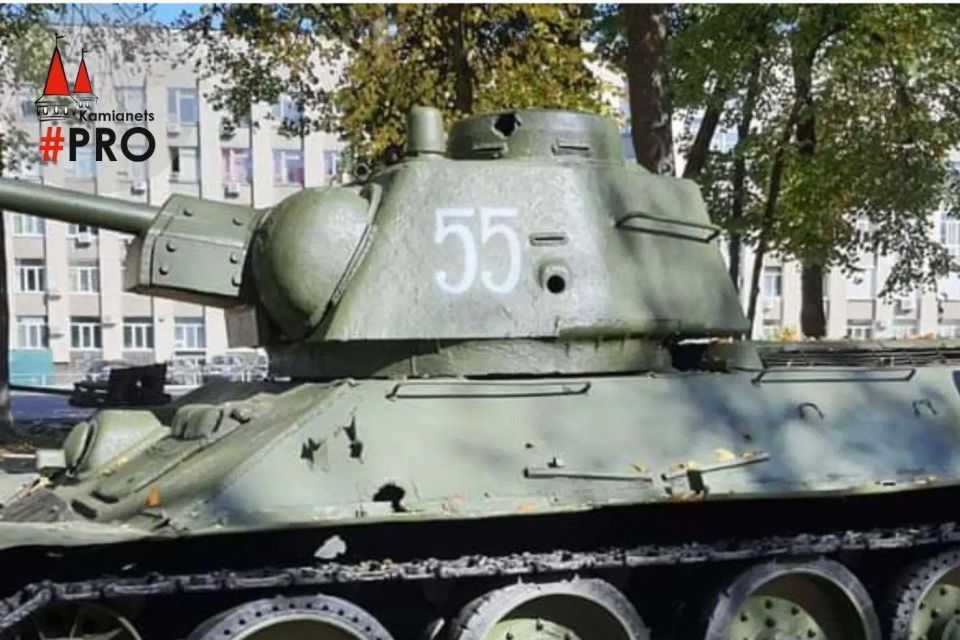 Демонтований в Кам’янці радянський танк встановили в Києві