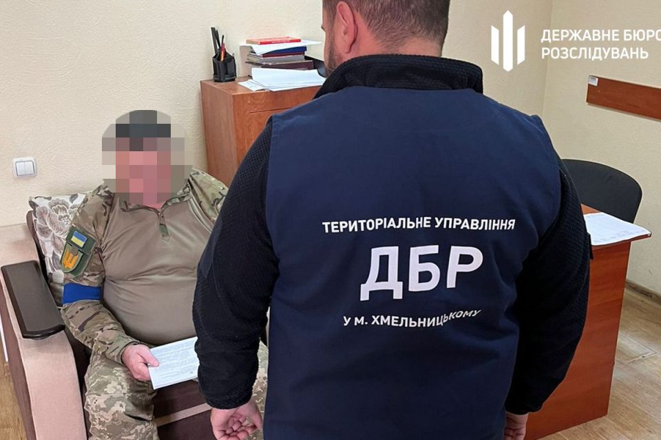 На Хмельниччині чиновник міграційної служби продавав росіянам українські паспорти
