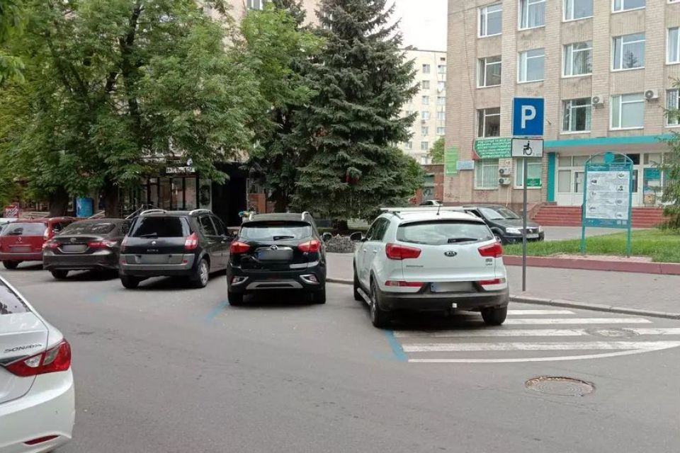 У Хмельницькому додадуть 4 платних парковки. Де саме