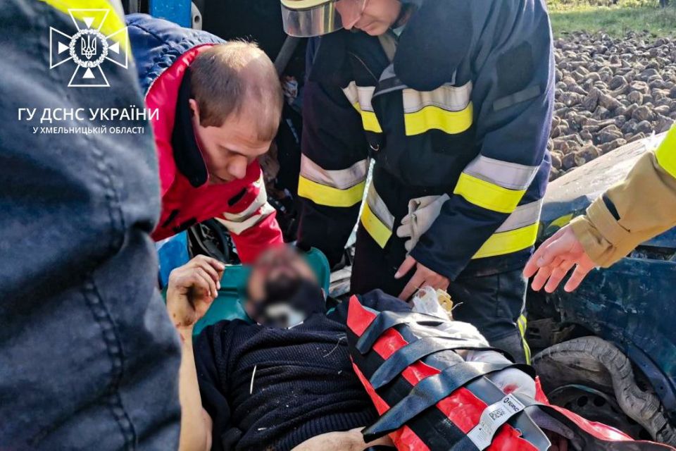 ДТП на Кам’янеччині: водія фури діставали за допомогою спецінструментів