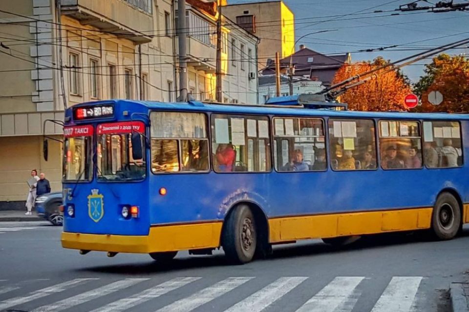 Затримуються тролейбуси: біля залізничного вокзалу трапилась ДТП