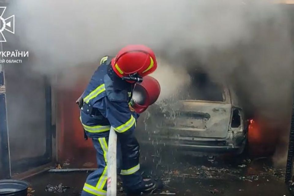 У Хмельницькому горіли авто та гараж (ВІДЕО)