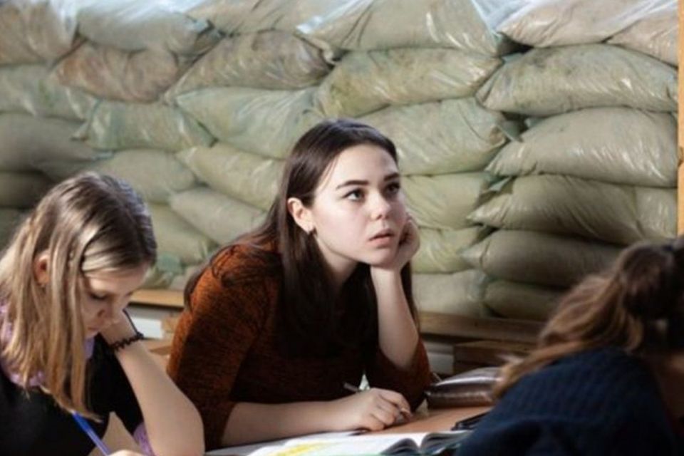 Можна вчитися навіть під час тривоги: скільки шкіл Хмельниччини мають інтернет в укриттях